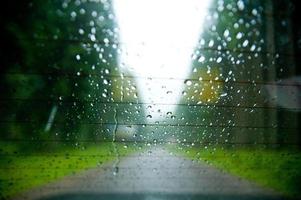 het rijden in de regen foto