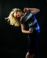 jonge vrouw dansen foto