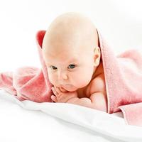 baby meisje im handdoek foto