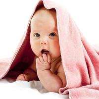 baby meisje im handdoek foto