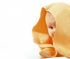 baby in geel handdoek foto