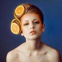 vrouw met fruit in haar- foto