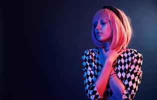 portret van jong meisje met blond haar- in rood en blauw neon in studio foto