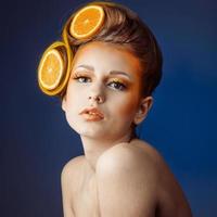 vrouw met fruit in haar- foto