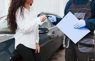 vrouw klant duurt terug haar auto in auto het wassen onderhoud foto