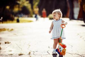 klein meisje in het park foto