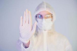 hou op de virus teken. portret van vrouw dokter wetenschapper in laboratorium jas, defensief eyewear en masker foto