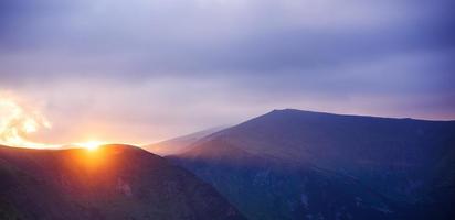 prachtige zonsondergang in de bergen foto