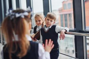 school- kinderen in uniform samen in hal. opvatting van onderwijs foto