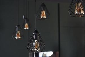 modern ontworpen licht bollen blijft hangen Aan de muur binnenshuis. decoratie en huiselijk leven foto