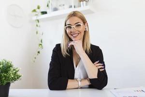 hoofdschot portret scherm visie van glimlachen jong vrouw zitten Bij huis praten Aan video telefoontje met vriend of familielid, gelukkig jong vrouw sprekend online gebruik makend van webcam conferentie Aan computer foto