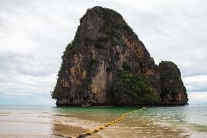 reizen naar krabi, Thailand. de toneel- visie Aan de zee en een rots van phra nang strand. foto