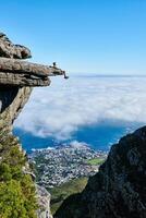 fotograaf toerist reiziger staand Aan groen top Aan berg Holding in handen digitaal foto camera. wandelaar nemen fotografie, meisje genieten natuur panoramisch landschap in reis