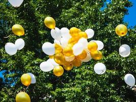 bundel van ballonnen drijvend in lucht foto