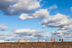 wit wolken in blauw lucht over- bossen in voorjaar dag foto