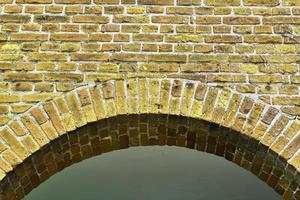 gedetailleerd visie Bij een kleurrijk oud en verweerd steen muur structuur net zo een panoramisch achtergrond. foto