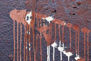 gedetailleerd en kleurrijk dichtbij omhoog Bij gebarsten en pellen verf Aan beton muur texturen in hoog resolutie foto