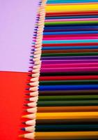 veelkleurig potloden Aan veelkleurig achtergrond, dichtbij omhoog, kopiëren ruimte, modern kunst. modern ontwerp foto
