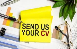 geel sticker , grafieken, pen en sturen ons uw CV woorden foto