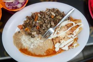 chilaquiles met steak Mexicaans voedsel foto