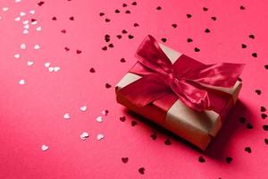 rood geschenk doos met een lint voor valentijnsdag dag vieren Aan viva magenta achtergrond met kopiëren ruimte