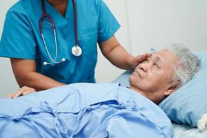 Azië dokter met stethoscoop controle ouderen vrouw geduldig in ziekenhuis, gezond medisch concept. foto