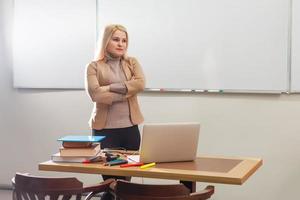 glimlachen leraar en leisteen schoolbord achtergrond foto