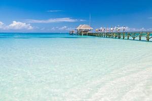 Maldiven eiland strand, mensen gaan voor avontuur exotisch reizen bestemming. houten pier water villa, zacht golven en kalmte zee, surfen, avontuur. verbazingwekkend landschap van tropisch strand, vakantie of vakantie foto