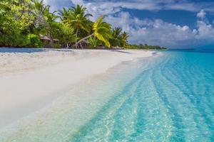 mooi strand. tropisch strand achtergrond net zo zomer landschap, wit zand en kalmte zee voor strand spandoek. perfect strand tafereel vakantie en zomer vakantie concept. boost omhoog kleur werkwijze foto