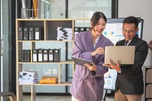 marketing, financieel, boekhouding, planning, twee mannetje en vrouw marketeers gebruik bedrijf documenten en gebruik laptop computers naar Vermelding gegevens naar analyseren bedrijf winsten. foto