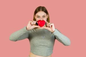 detailopname studio portret van jong vrouw Holding hart foto