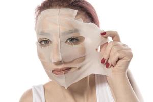 kunstmatig procedure. vrouw gezicht met wit kunstmatig masker foto