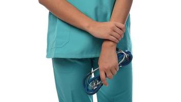 jong vrouw dokter Holding stethoscoop. geïsoleerd. foto