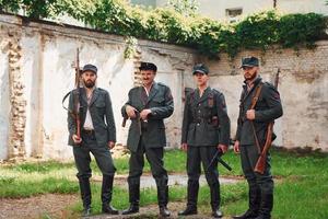 ternopil, Oekraïne - juni 2020 upa oekraïens opstandeling leger film filmen. afbeeldingen van achter de schermen. soldaten staand in de buurt oud gebouw foto