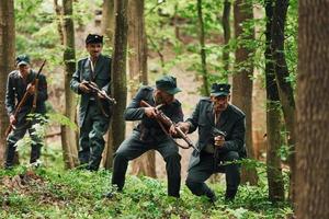 ternopil, Oekraïne - juni 2020 upa oekraïens opstandeling leger film filmen. afbeeldingen van achter de schermen. jong en oud soldaten met wapens is aanvallen foto