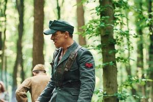 ternopil, Oekraïne - juni 2020 upa oekraïens opstandeling leger film filmen. afbeeldingen van achter de schermen. soldaten in de Woud foto