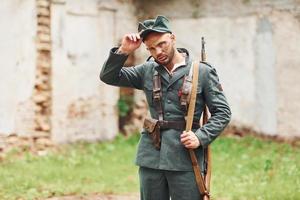 ternopil, Oekraïne - juni 2020 upa oekraïens opstandeling leger film filmen. afbeeldingen van achter de schermen. jong soldaat met wapen foto