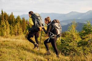 genieten van wandelen samen. majestueus Karpaten bergen. mooi landschap van onaangeroerd natuur foto