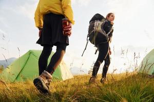 paar hebben een wandelen buitenshuis in de buurt groen tent. opvatting van op reis foto