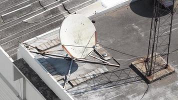 oud groot telecommunicatieverbinding satelliet gerecht. foto