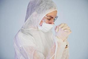 gevoel slechte, moe en depressief. portret van vrouw dokter wetenschapper in laboratorium jas, defensief eyewear en masker foto