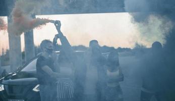 gebruik makend van rook. groep van protesteren jong mensen dat staand samen. activist voor menselijk rechten of tegen regering foto