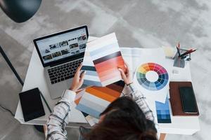 top visie. jong vrouw freelance arbeider is binnenshuis in huis Bij dag foto