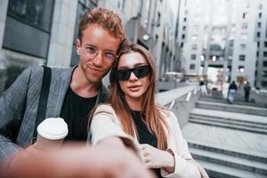 maakt selfie. vrouw en Mens in de stad- Bij dag. goed gekleed mensen foto