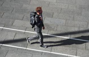 wandelingen Aan de weg. jong zakenman in grijs formeel slijtage is buitenshuis in de stad foto