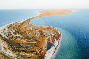 mooi land. antenne visie van jarilgach eiland in Oekraïne. majestueus landschappen foto