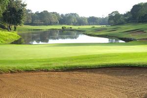 de schoonheid van de golf Cursus is haar bunkers en vijvers. foto