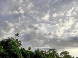 mooi natuurlijk landschap in de blauw lucht, wit wolken en veel groen bomen in de omgeving van het foto