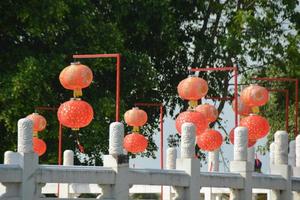 beide van Chinese rood lantaarn heeft geschreven Lucky en Chinese patroon, decoratie hangende Aan de brug Bij altaar. foto