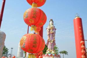 Chinese rood lantaarn heeft geschreven Lucky en Chinese patroon decoratie hangende voorkant van de guan yin Aan de brug Bij altaar. foto